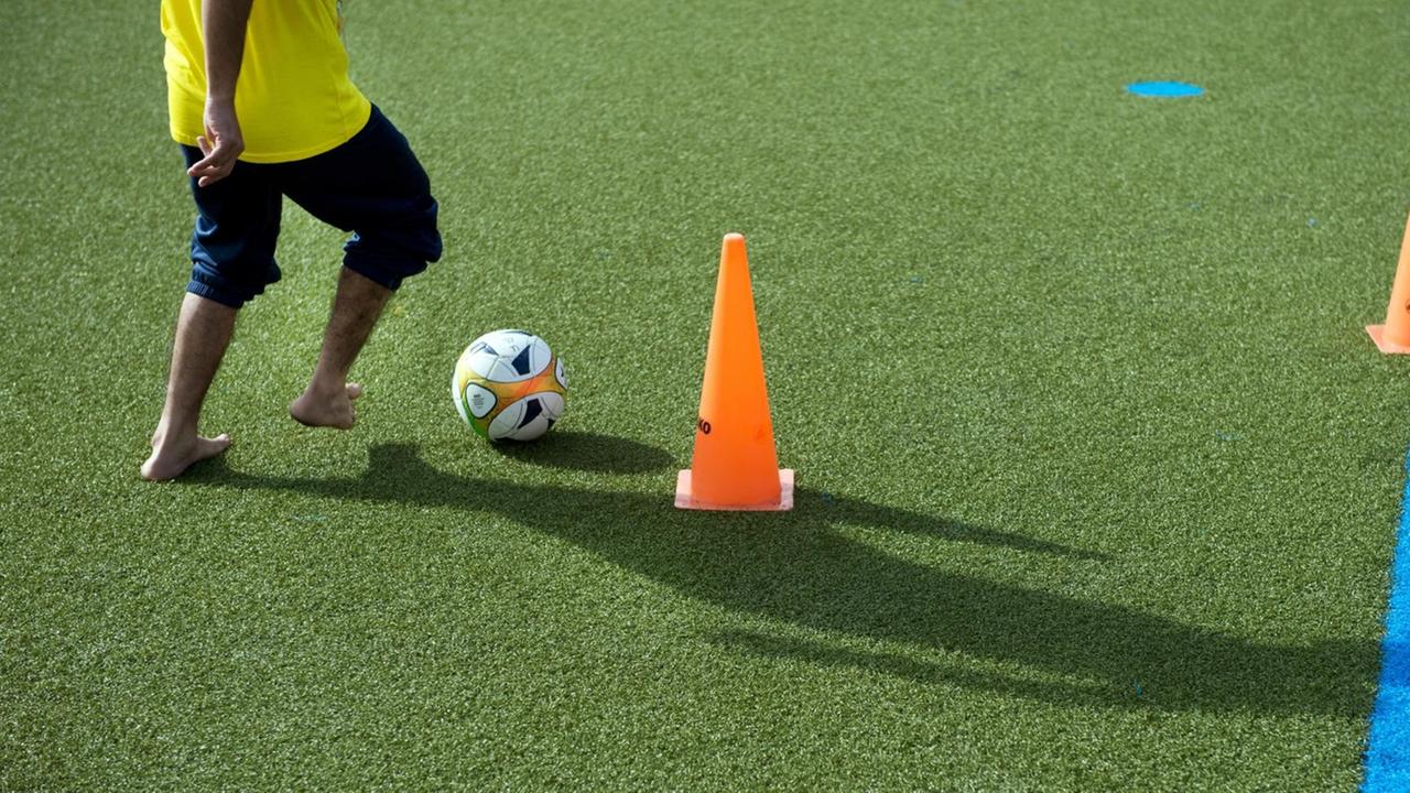 Flüchtlingskinder nehmen am 16.09.2015 im Sportpark Ostra in Dresden (Sachsen) am Talente-Tag für Flüchtlingskinder der SG Dynamo Dresden teil. Flüchtlingskinder nehmen am 16.09.2015 im Sportpark Ostra in Dresden (Sachsen) am Talente-Tag für Flüchtlingskinder der SG Dynamo Dresden teil.