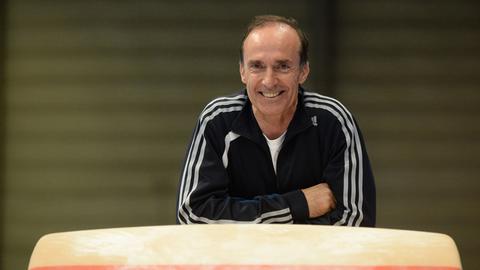 Eberhard Gienger in der Turnhalle