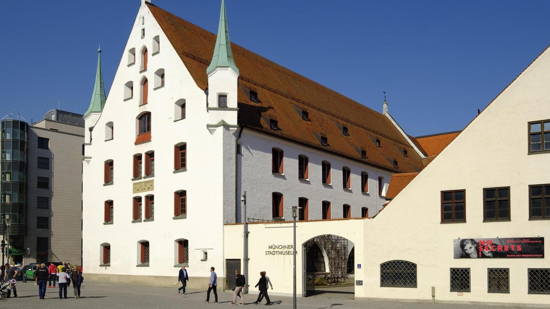 Aussenansicht des Münchner Stadtmuseums, Sankt-Jakobs-Platz, München. Aussenansicht des Münchner Stadtmuseums, Sankt-Jakobs-Platz, München.