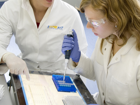 Arbeitsproben werden für die Pipettierautomaten vorbereitet. Arbeitsproben werden für die Pipettierautomaten vorbereitet.