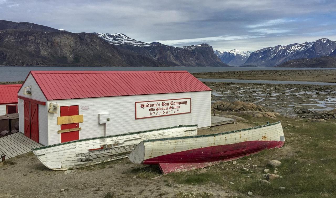 Historisches Gebäude der Hudson’s Bay Company am Fjord von Pangnirtung. Historisches Gebäude der Hudson’s Bay Company am Fjord von Pangnirtung.