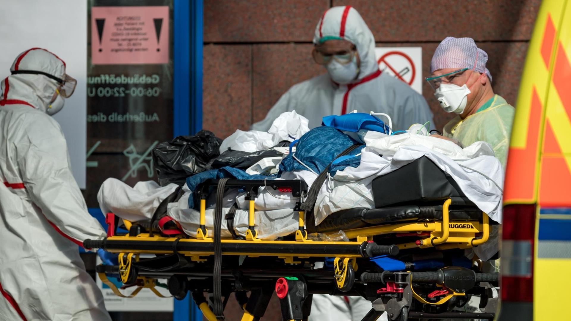 Ein schwer kranker Covid-19-Patient aus Italien wird in Leipzig aufgenommen. Die insgesamt zwei Patienten, die nun auf der Intensivstation des Herzzentrums behandelt werden sollen, waren mit einer Maschine der italienischen Luftwaffe aus Bergamo nach Sachsen geflogen worden. Ein schwer kranker Covid-19-Patient aus Italien wird in Leipzig aufgenommen. Die insgesamt zwei Patienten, die nun auf der Intensivstation des Herzzentrums behandelt werden sollen, waren mit einer Maschine der italienischen Luftwaffe aus Bergamo nach Sachsen geflogen worden.