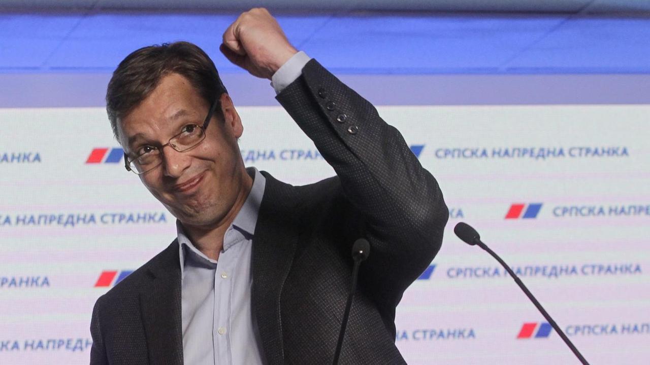 Der serbische Regierungschef Aleksandar Vucic jubelt nach seinem Wahlsieg Der serbische Regierungschef Aleksandar Vucic jubelt nach seinem Wahlsieg