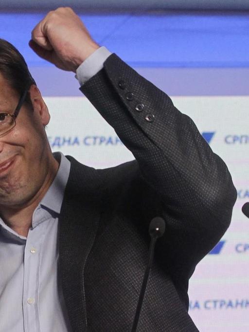 Der serbische Regierungschef Aleksandar Vucic jubelt nach seinem Wahlsieg