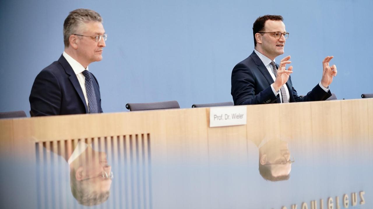 Jens Spahn (CDU,r), Bundesminister für Gesundheit, und Lothar Wieler, Präsident des Robert-Koch-Instituts.