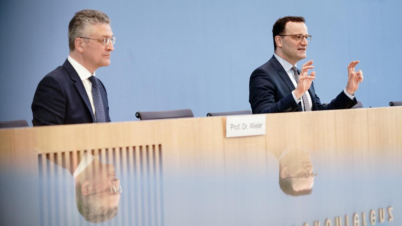 Jens Spahn (CDU,r), Bundesminister für Gesundheit, und Lothar Wieler, Präsident des Robert-Koch-Instituts. Jens Spahn (CDU,r), Bundesminister für Gesundheit, und Lothar Wieler, Präsident des Robert-Koch-Instituts.