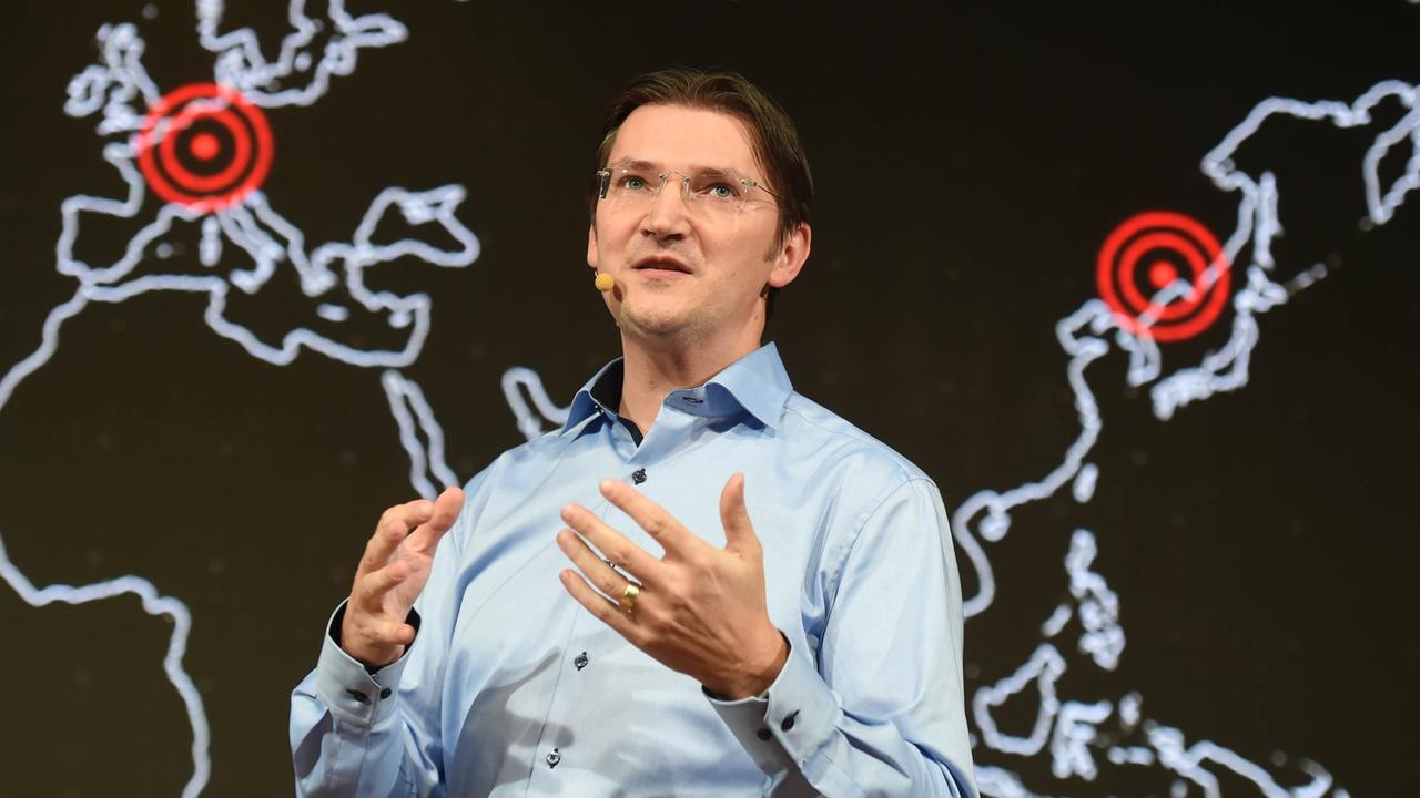 Johann Jungwirth, Leiter des Bereichs Digitalisierungsstrategie beim Volkswagen Konzern, im Februar 2016 beim Genfer Autosalon Johann Jungwirth, Leiter des Bereichs Digitalisierungsstrategie beim Volkswagen Konzern, im Februar 2016 beim Genfer Autosalon