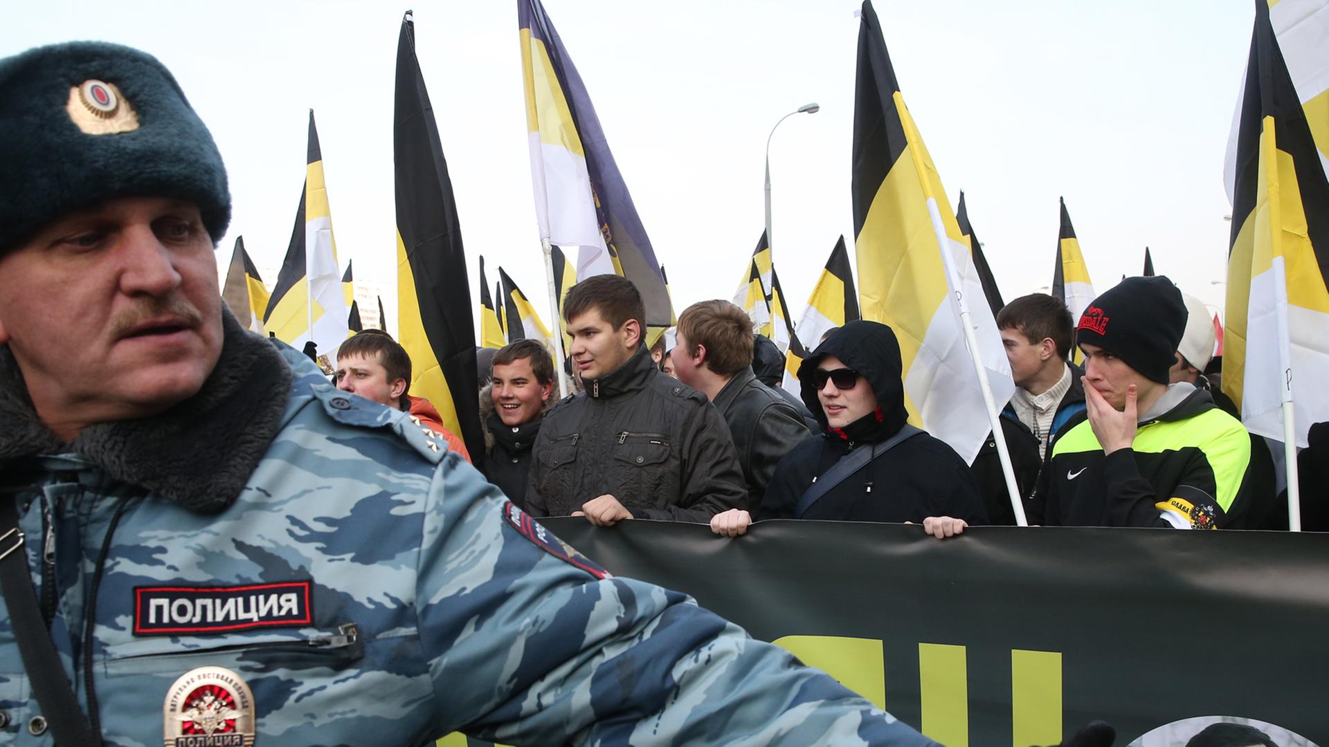 Ein Polizist kontrolliert den Aufmarsch der Nationalisten in Moskau (4.11.2014) Ein Polizist kontrolliert den Aufmarsch der Nationalisten in Moskau (4.11.2014)