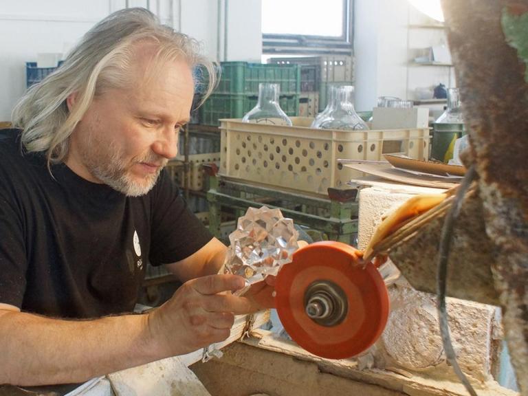 Jaroslav Madle ist Glasschleifer in der traditionsreichen tschechischen Glashütte Rückl