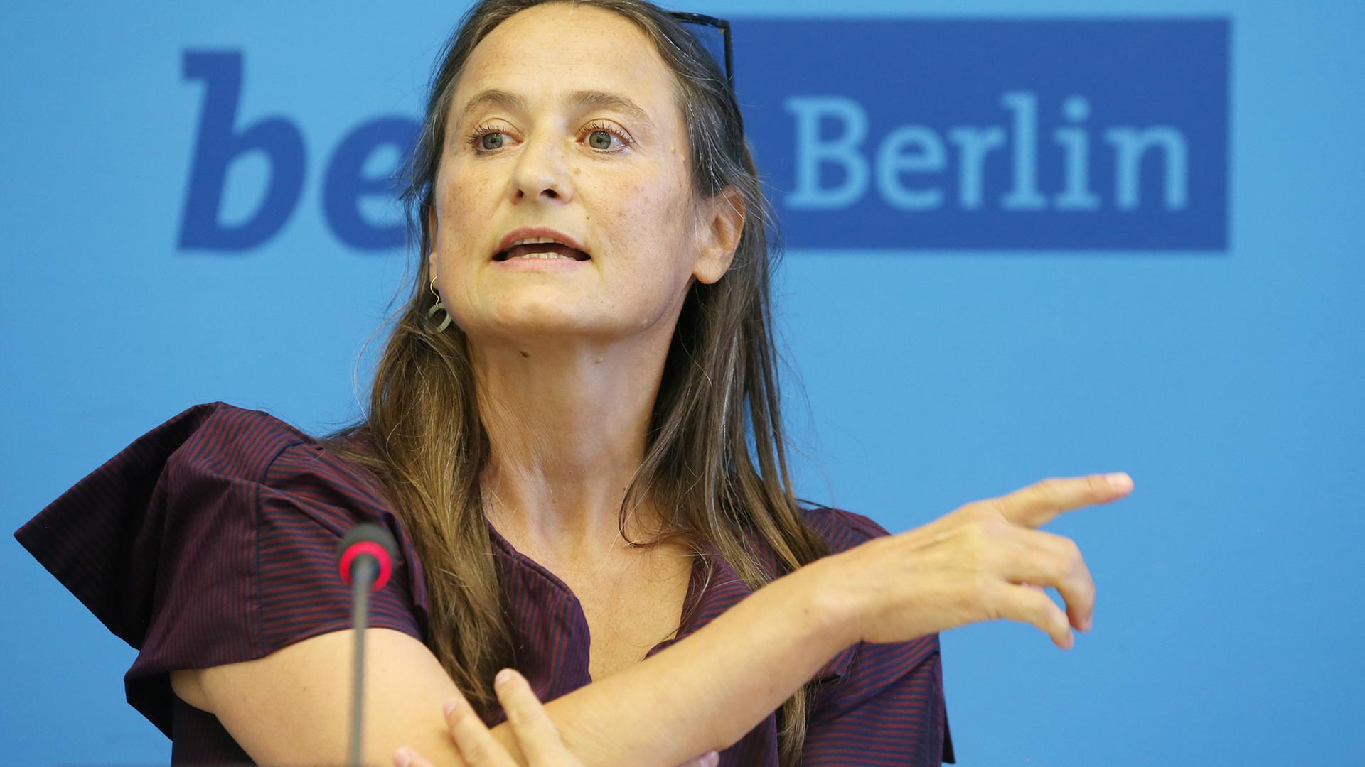 Die neue Intendantin des Staatsballetts Berlin, Sasha Waltz, beantwortet am 07.09.2016 im Roten Rathaus in Berlin Fragen von Journalisten. Die Choreografin Waltz und der Direktor des Royal Swedish Ballet, Johannes Öhman, werden Ko-Intendanten des Staatsballetts Berlin. Die neue Intendantin des Staatsballetts Berlin, Sasha Waltz, beantwortet am 07.09.2016 im Roten Rathaus in Berlin Fragen von Journalisten. Die Choreografin Waltz und der Direktor des Royal Swedish Ballet, Johannes Öhman, werden Ko-Intendanten des Staatsballetts Berlin.