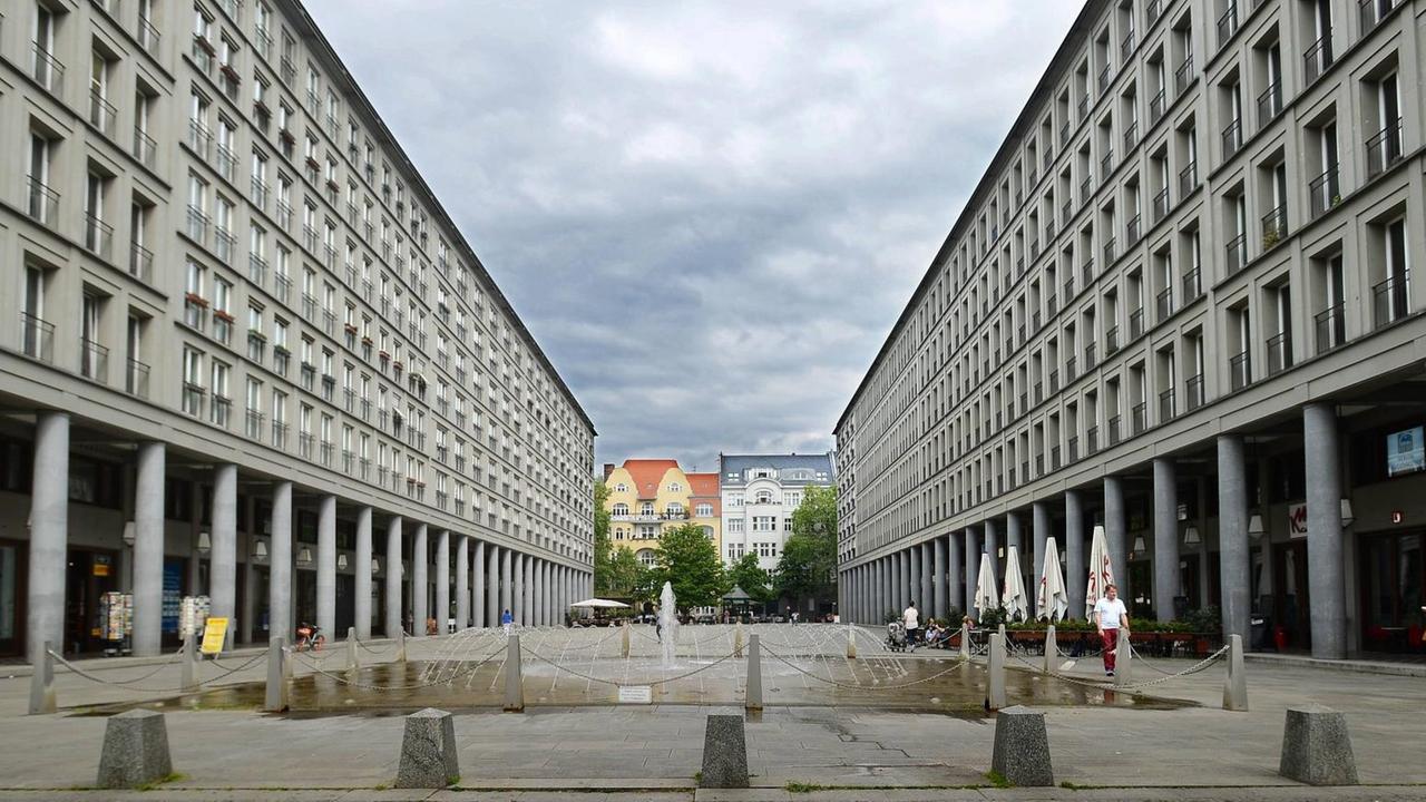 Eine Ansicht des Walter Benjamin Platzes in Berlin Charlottenburg. Strenge, klare Formen bestimmen das Bild. Eine Ansicht des Walter Benjamin Platzes in Berlin Charlottenburg. Strenge, klare Formen bestimmen das Bild.