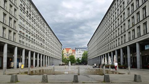 Eine Ansicht des Walter Benjamin Platzes in Berlin Charlottenburg. Strenge, klare Formen bestimmen das Bild.