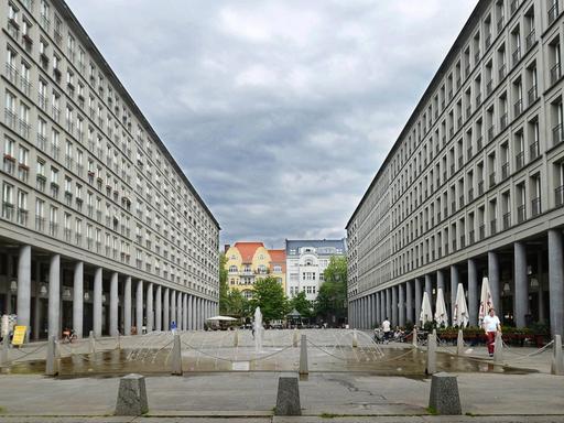 Eine Ansicht des Walter Benjamin Platzes in Berlin Charlottenburg. Strenge, klare Formen bestimmen das Bild.
