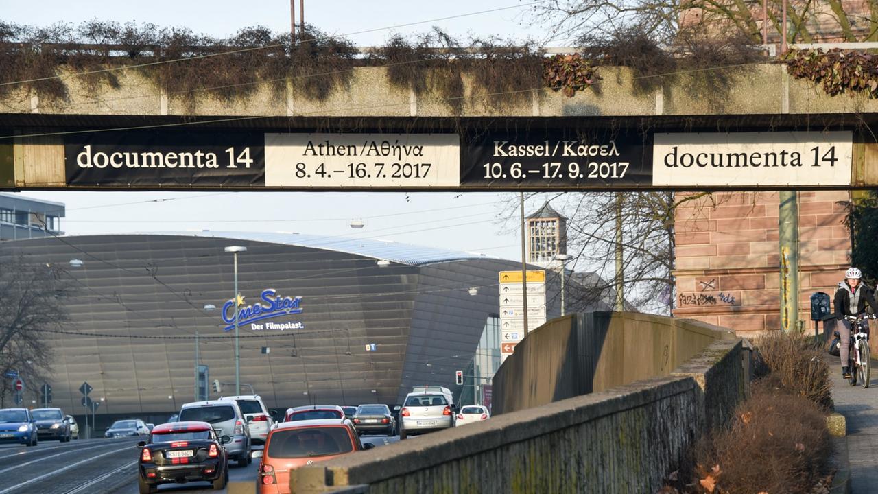 An einer Straßenbrücke hängt ein Werbetransparent für die diesjährige Kunstschau in Athen und Kassel. An einer Straßenbrücke hängt ein Werbetransparent für die diesjährige Kunstschau in Athen und Kassel.