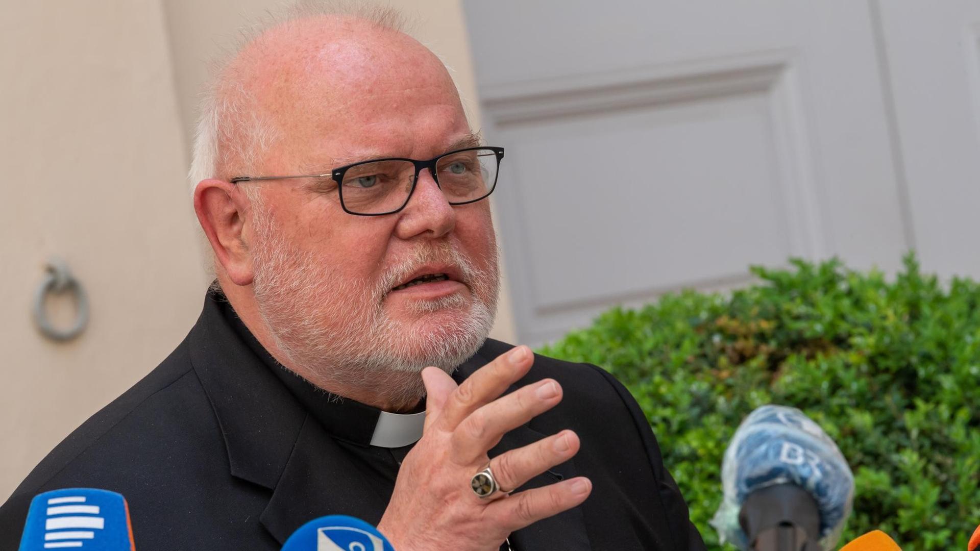 Kardinal Reinhard Marx, Erzbischof von München und Freising, gibt im Innenhof seiner Residenz ein Statement vor der Presse. Marx hat zuvor Papst Franziskus seinen Rücktritt angeboten.