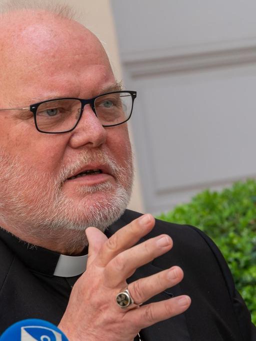 Kardinal Reinhard Marx, Erzbischof von München und Freising, gibt im Innenhof seiner Residenz ein Statement vor der Presse. Marx hat zuvor Papst Franziskus seinen Rücktritt angeboten.