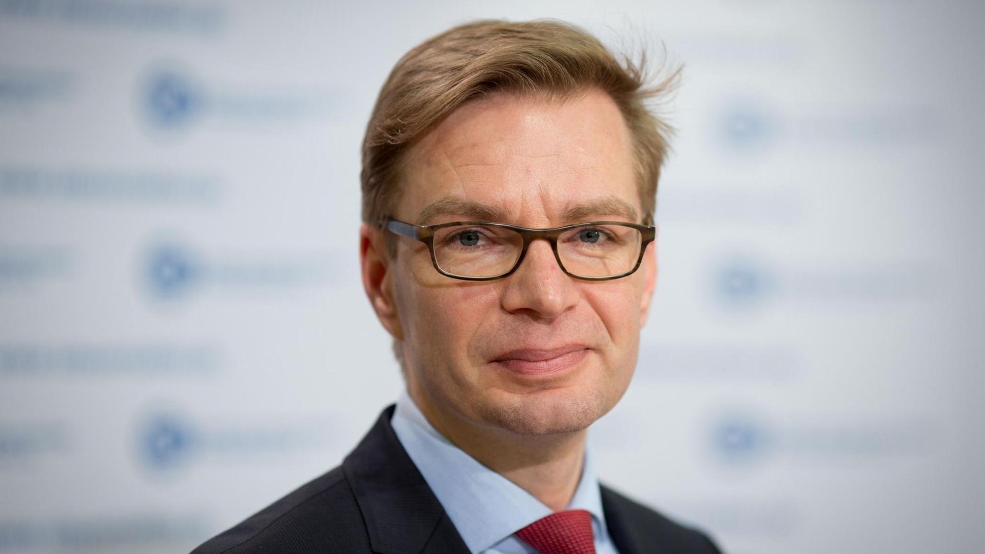 Der Präsident des Bundes der Steuerzahler, Reiner Holznagel, spricht am 21.03.2016 in Berlin auf einer Pressekonferenz zu den Medienvertretern. Der Präsident des Bundes der Steuerzahler, Reiner Holznagel, spricht am 21.03.2016 in Berlin auf einer Pressekonferenz zu den Medienvertretern.