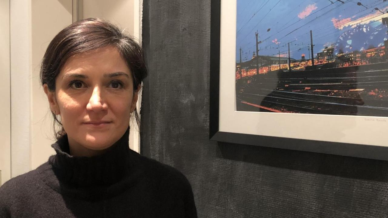 Homaira Koberger steht in ihrer Wohnung in Hamburg. Homaira Koberger steht in ihrer Wohnung in Hamburg.