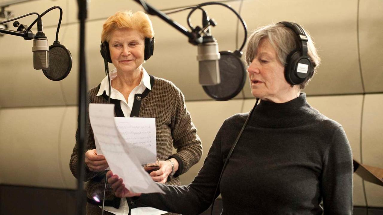 Irm Hermann und Uta Hallant (v.lks.) bei einer Studioaufnahme am Mikrofon. Irm Hermann und Uta Hallant (v.lks.) bei einer Studioaufnahme am Mikrofon.