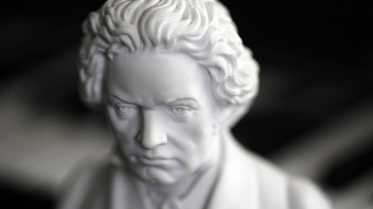 Nahaufnahme einer Büste von Ludwig von Beethoven aus weißem Marmor.
