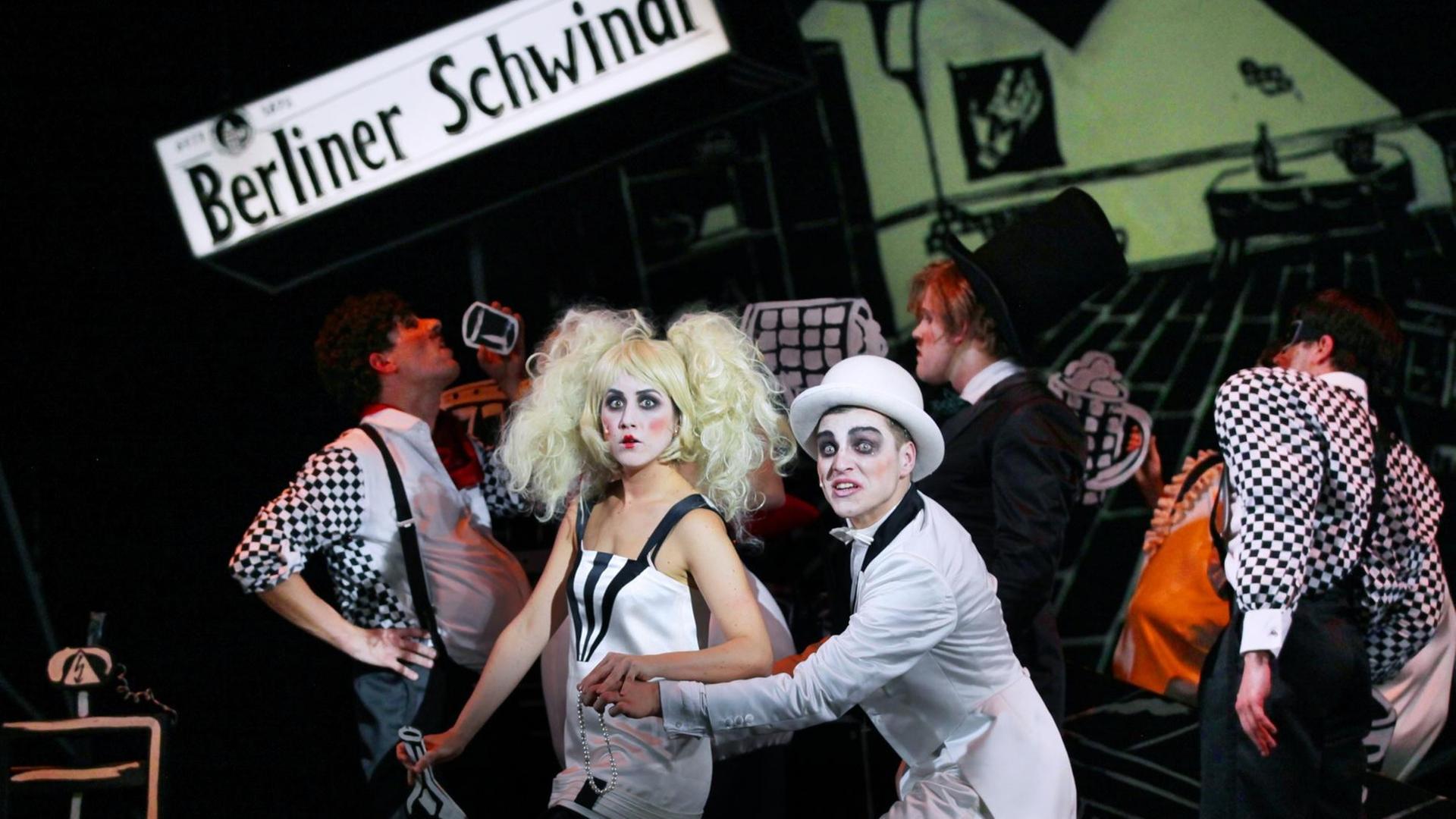 Mareike Beykirch, Oscar Olivo in Vidina Popov, Jonas Dassler in ALLES SCHWINDEL MUSIKALISCHE BURLESKE VON Mischa Spoliansky, Marcellus Schiffer REGIE Christian Weise MUSIKALISCHE LEITUNG UND ARRANGEMENTS Jens Dohle TEXT Marcellus Schiffer MUSIK Jens Dohle, Falk Effenberger, Steffen Illner BÜHNE & VIDEO Julia Oschatz KOSTÜME Adriana Braga Peretzki, Frank Schönwald CHOREOGRAFIE Alan Barnes DRAMATURGIE Ludwig Haugk MUSIKALISCHE EINSTUDIERUNG & KORREPETITION Mark Scheibe LICHT Jens Krüger TON Hannes Zieger VIDEO Jesse Jonas Kracht Mareike Beykirch, Oscar Olivo in Vidina Popov, Jonas Dassler in ALLES SCHWINDEL MUSIKALISCHE BURLESKE VON Mischa Spoliansky, Marcellus Schiffer REGIE Christian Weise MUSIKALISCHE LEITUNG UND ARRANGEMENTS Jens Dohle TEXT Marcellus Schiffer MUSIK Jens Dohle, Falk Effenberger, Steffen Illner BÜHNE & VIDEO Julia Oschatz KOSTÜME Adriana Braga Peretzki, Frank Schönwald CHOREOGRAFIE Alan Barnes DRAMATURGIE Ludwig Haugk MUSIKALISCHE EINSTUDIERUNG & KORREPETITION Mark Scheibe LICHT Jens Krüger TON Hannes Zieger VIDEO Jesse Jonas Kracht