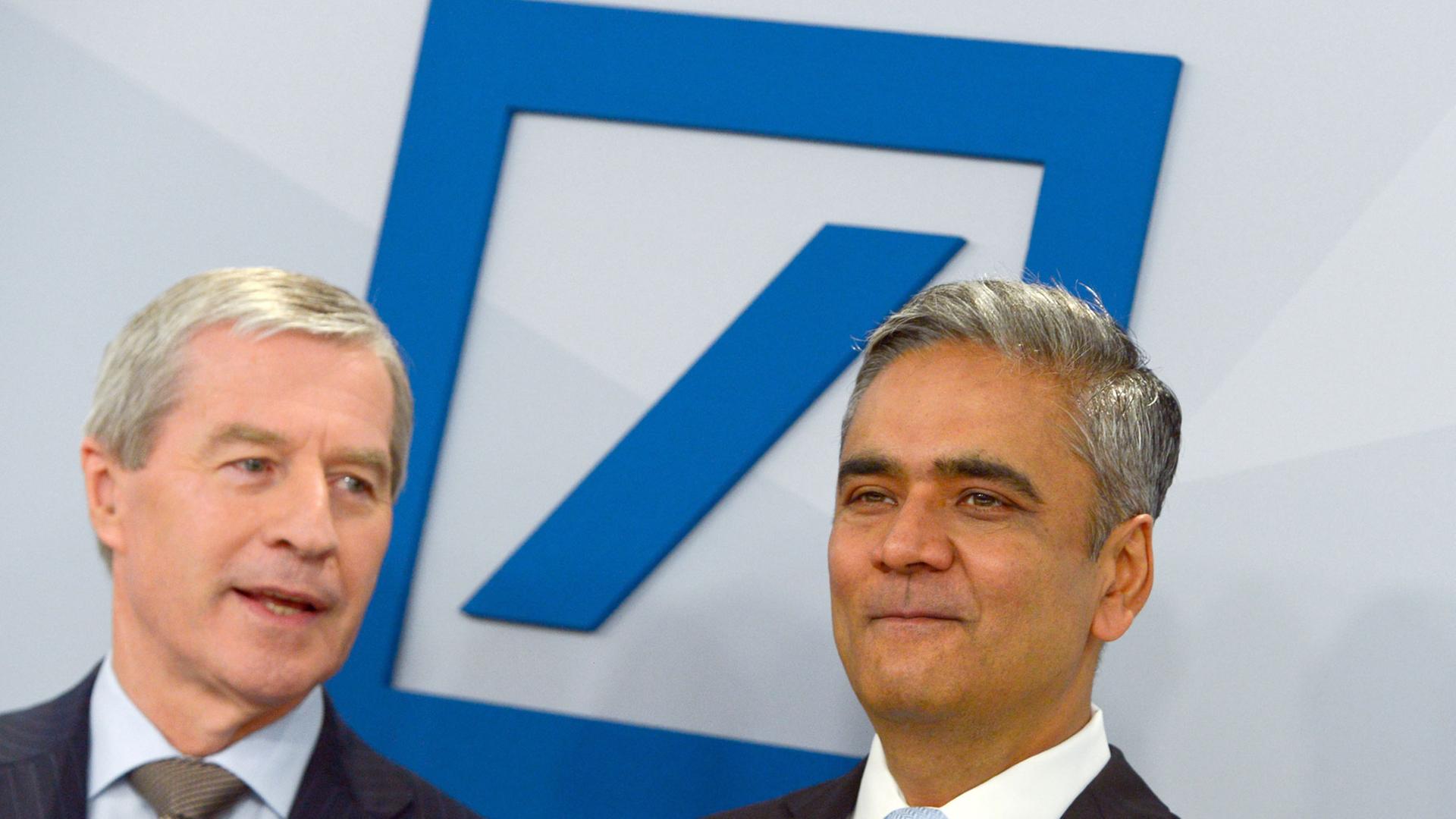 Die beiden Co-Vorstandsvorsitzenden der Deutschen Bank, Anshu Jain (r) und Jürgen Fitschen. Die beiden Co-Vorstandsvorsitzenden der Deutschen Bank, Anshu Jain (r) und Jürgen Fitschen.