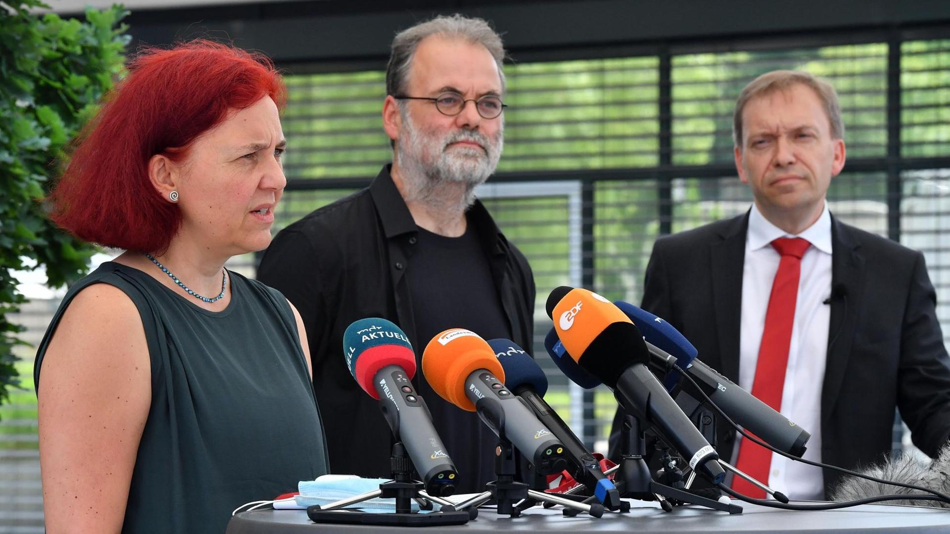 Astrid Rothe-Beinlich (Bündnis90/Die Grünen), Steffen Dittes (Die Linke), und Matthias Hey (SPD), alle Vorsitzende ihrer Landtagsfraktionen, geben ein Statement ab im Thüringer Landtag. Astrid Rothe-Beinlich (Bündnis90/Die Grünen), Steffen Dittes (Die Linke), und Matthias Hey (SPD), alle Vorsitzende ihrer Landtagsfraktionen, geben ein Statement ab im Thüringer Landtag.