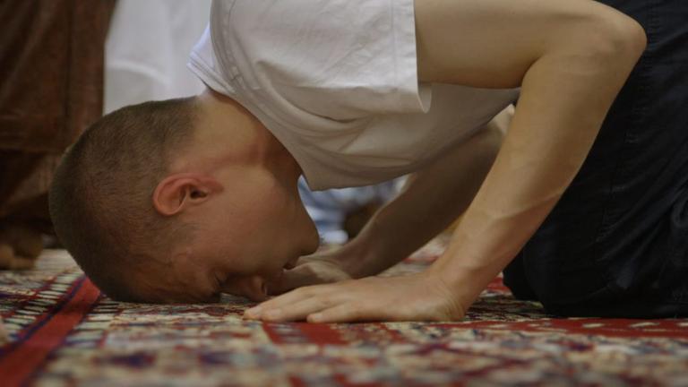 Jakob betet mit Händen und Stirn auf dem Teppich