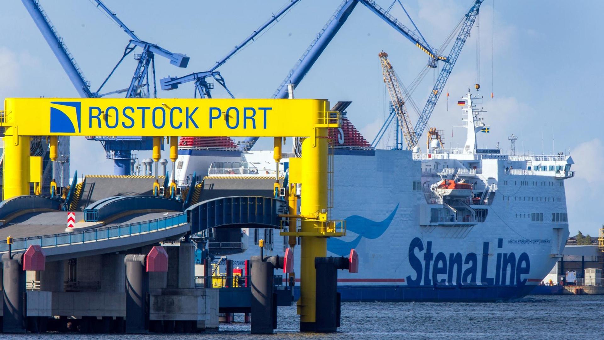 Das Fährschiff "Mecklenburg-Vorpommern" der Reederei Stena Line verlässt am 10.09.2015 den Fährhafen von Rostock (Mecklenburg-Vorpommern).