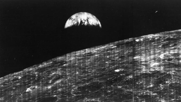 Die Erde geht über dem Mondhorizont auf - fotografiert vom Lunar Orbiter