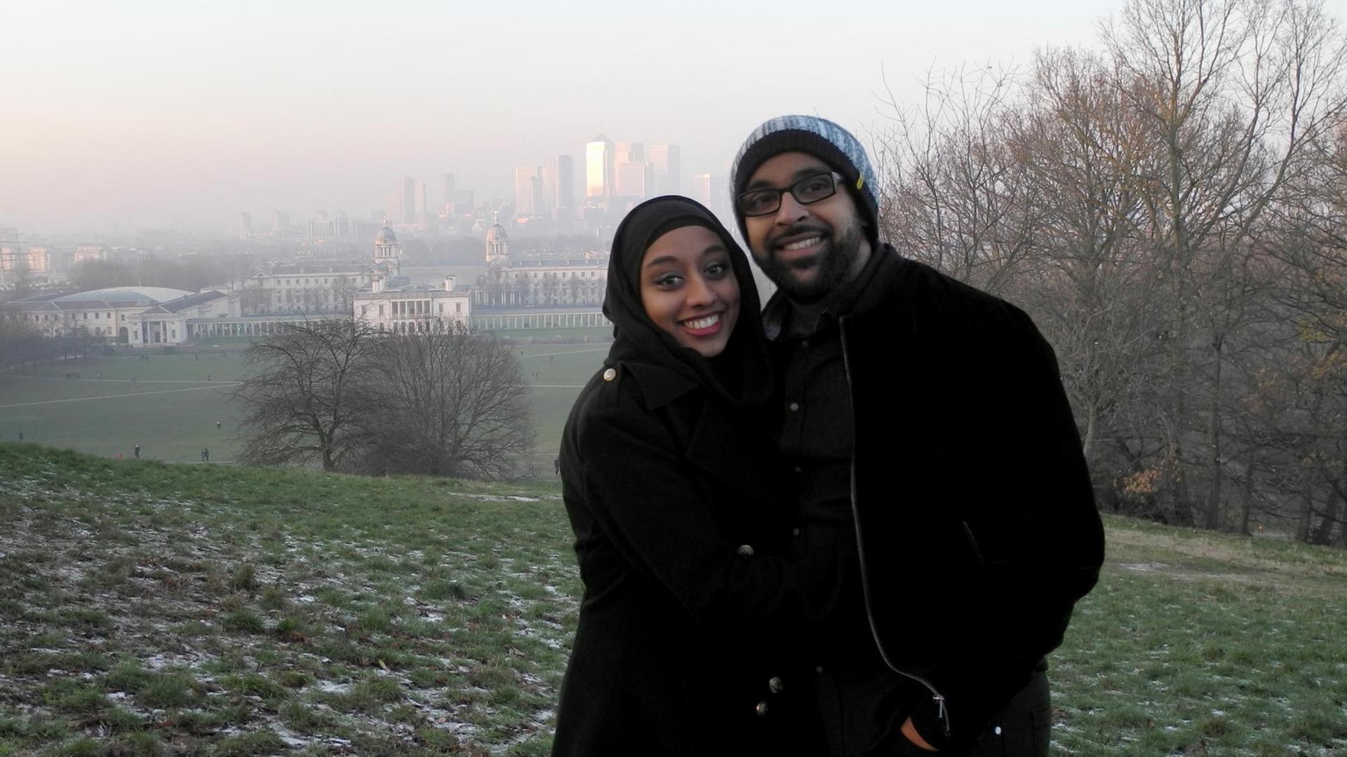 Über die Dating-App Muzmatch kennengelernt, inzwischen verheiratet: ein englisches Paar im Greenwich Park Über die Dating-App Muzmatch kennengelernt, inzwischen verheiratet: ein englisches Paar im Greenwich Park