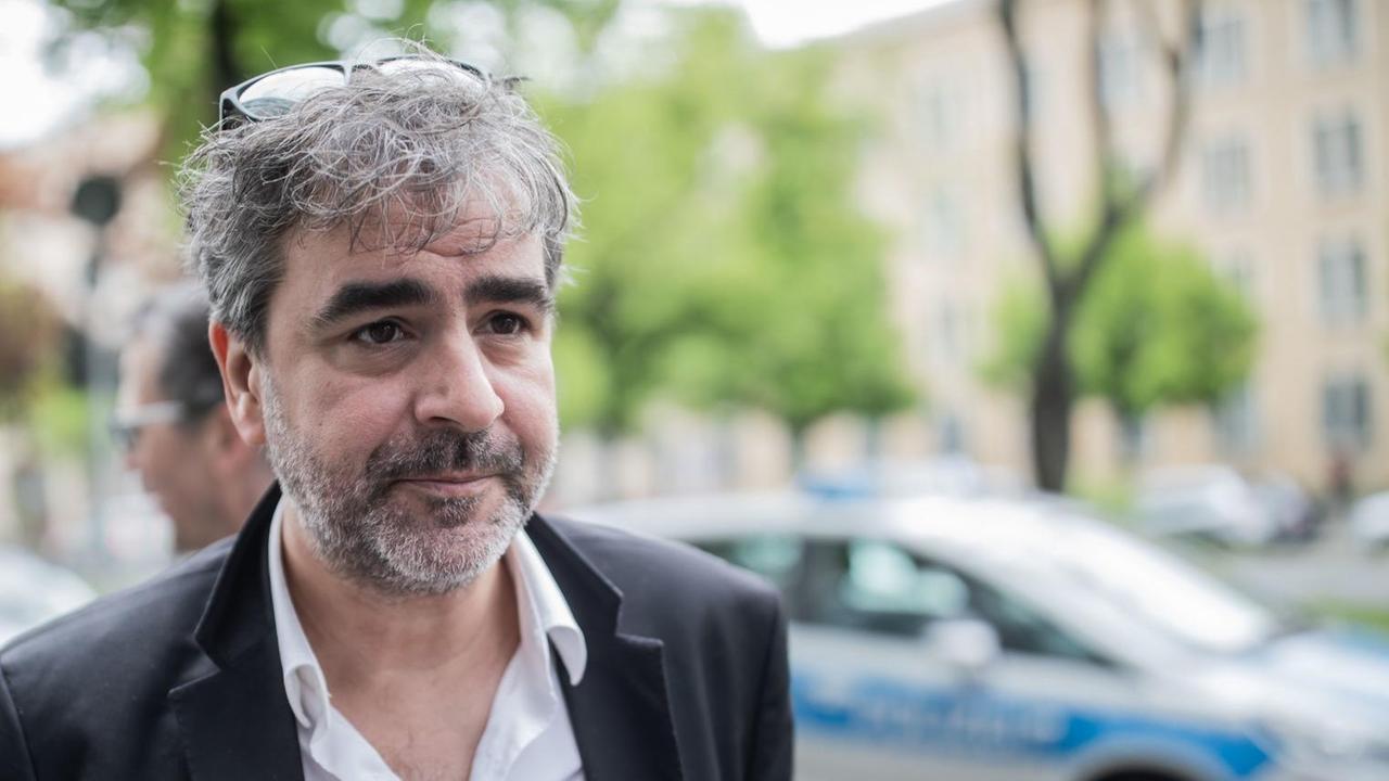 Das Foto zeigt den deutsch-türkischen Journalisten Deniz Yücel. Er ist auf einer Strasse in Berlin unterwegs.