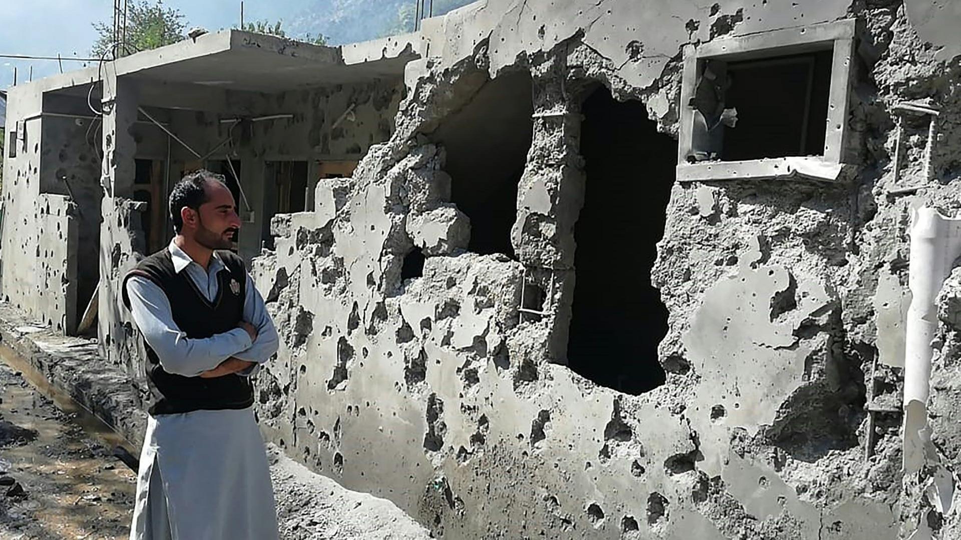 Ein Bewohner in der Region Kashmir steht vor sienem zerstörtem Haus. Ein Bewohner in der Region Kashmir steht vor sienem zerstörtem Haus.