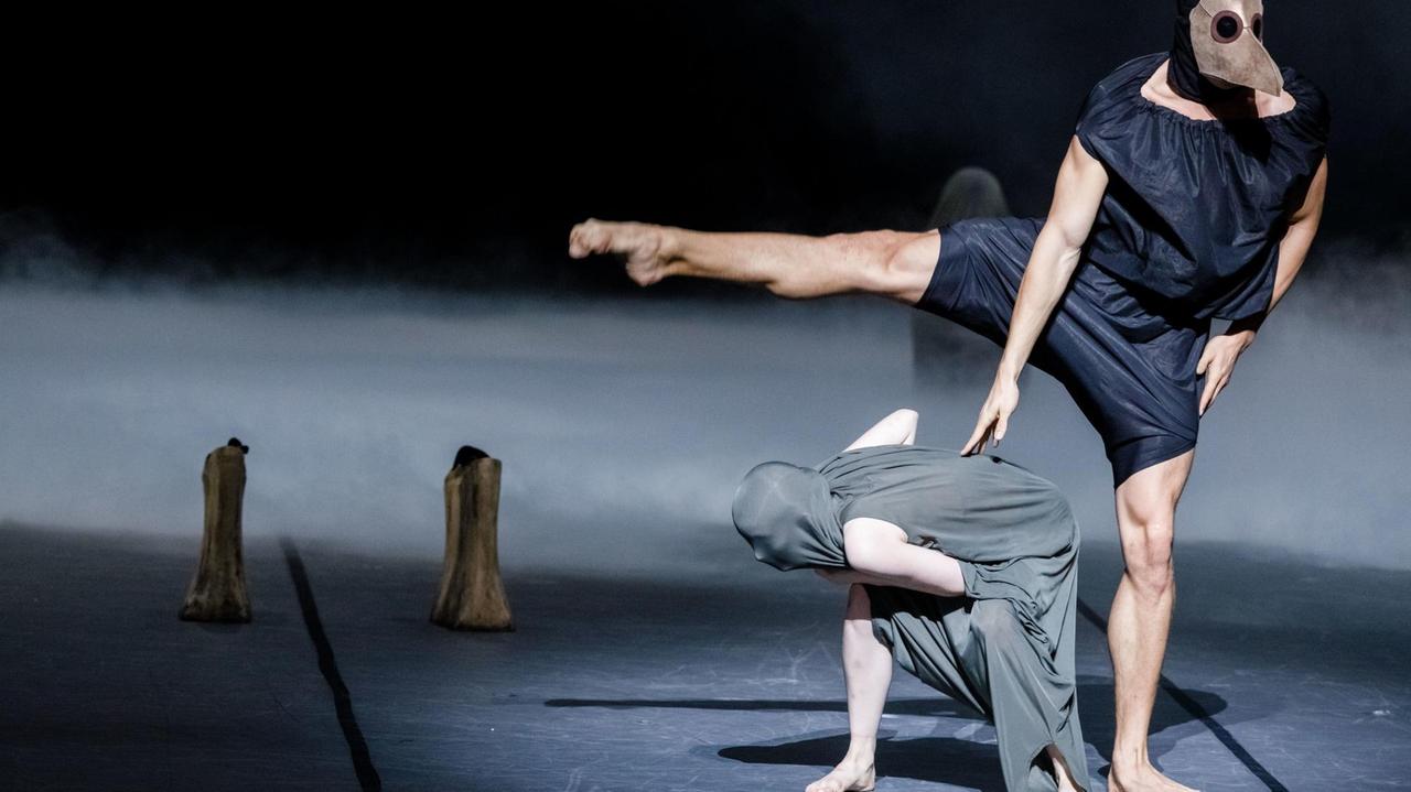 Ein Mann und eine Frau im Ballett-Duett. Ein Mann und eine Frau im Ballett-Duett.