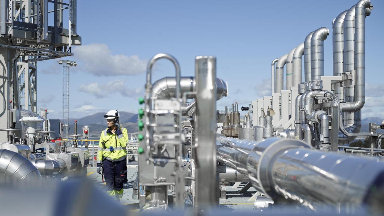 Ingenieurin auf dem Dach der CO2-Abscheidungsanlage im norwegischen Mongstad Ingenieurin auf dem Dach der CO2-Abscheidungsanlage im norwegischen Mongstad