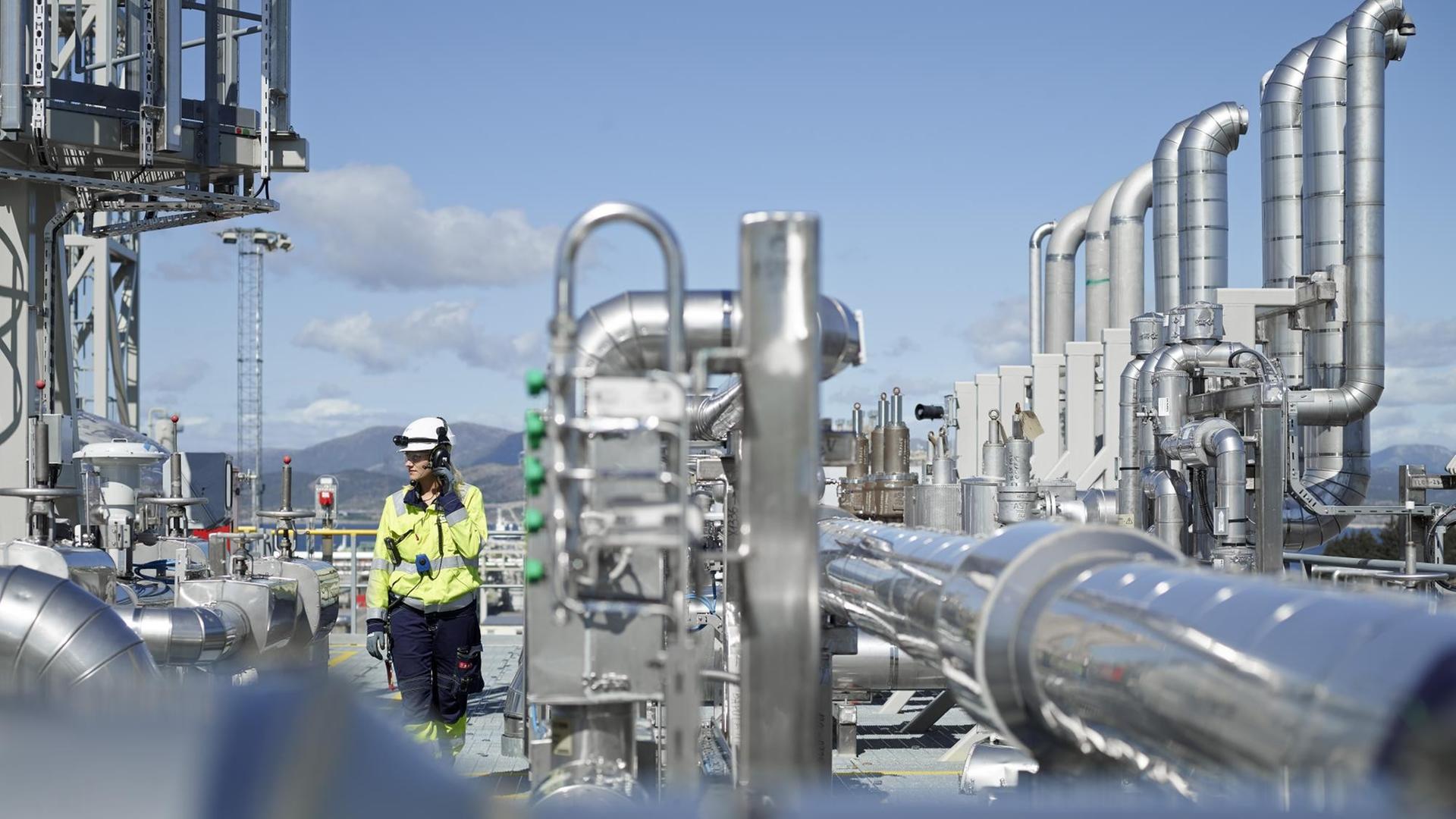 Ingenieurin auf dem Dach der CO2-Abscheidungsanlage im norwegischen Mongstad Ingenieurin auf dem Dach der CO2-Abscheidungsanlage im norwegischen Mongstad