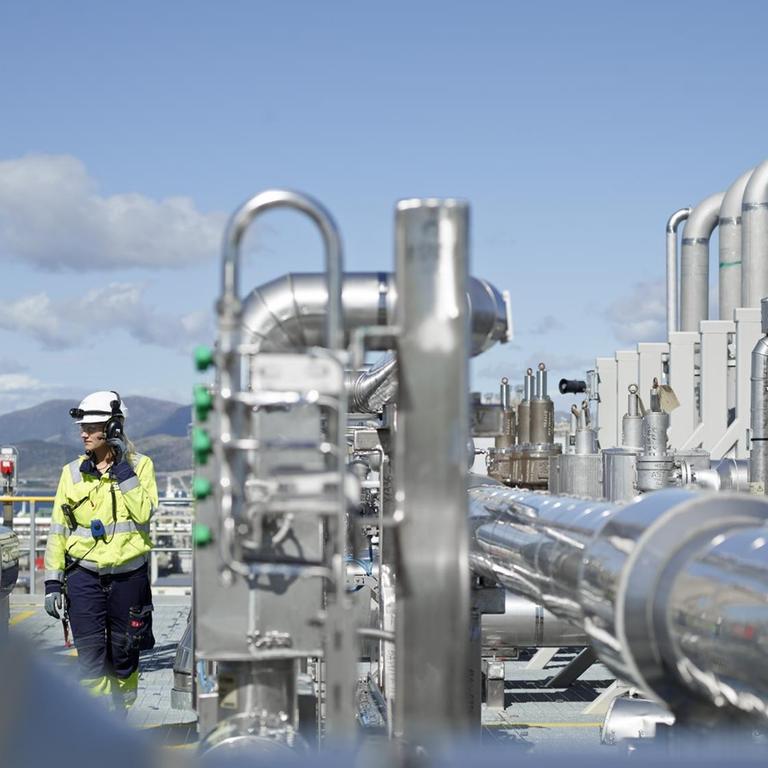 Ingenieurin auf dem Dach der CO2-Abscheidungsanlage im norwegischen Mongstad