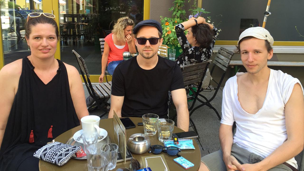 Drei der zehn Regisseure des Schweizer Films "Heimatland": Lisa Blatter, Benny Jaberg, Jan Gassmann Drei der zehn Regisseure des Schweizer Films "Heimatland": Lisa Blatter, Benny Jaberg, Jan Gassmann