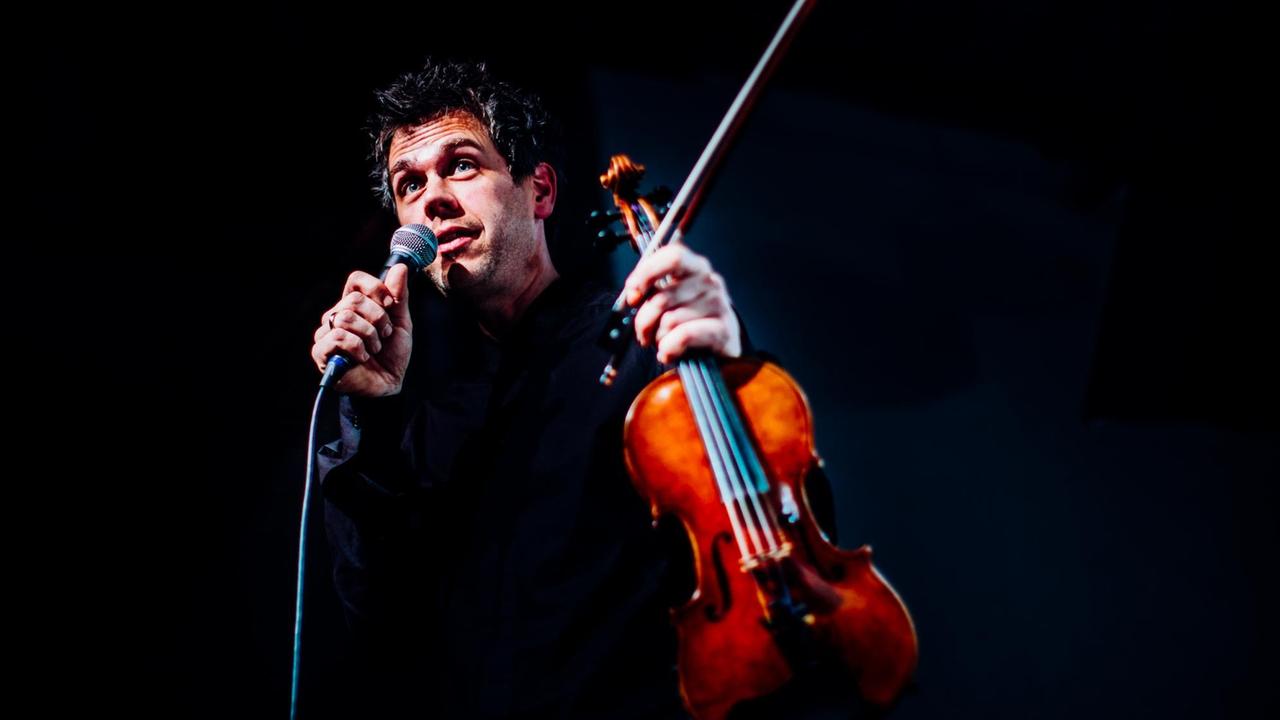 Der Geiger David-Maria Gramse moderiert bei einem Konzert der Reihe "urban string" des Ensemble Resonanz Der Geiger David-Maria Gramse moderiert bei einem Konzert der Reihe "urban string" des Ensemble Resonanz