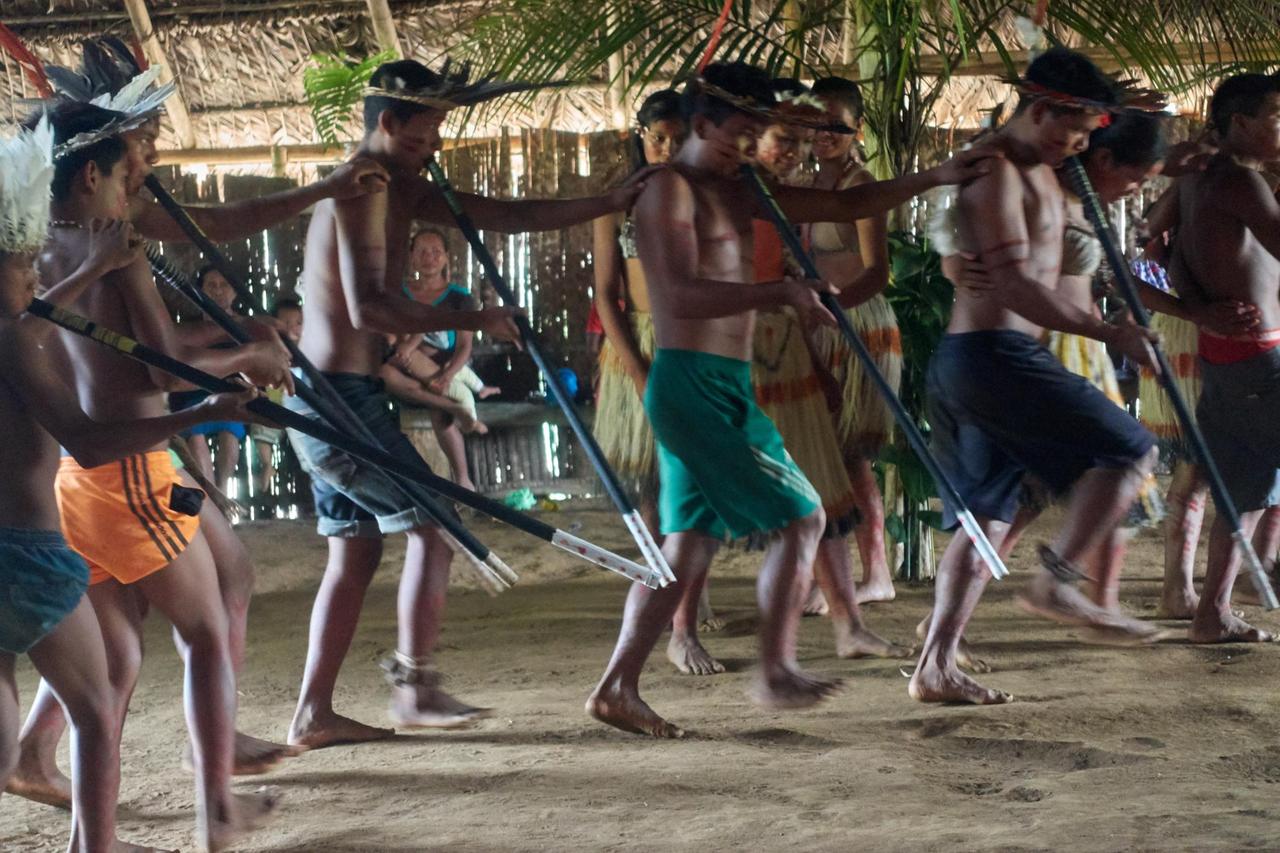 Ein traditioneller Tanz im Dorf in Hipana Ein traditioneller Tanz im Dorf in Hipana