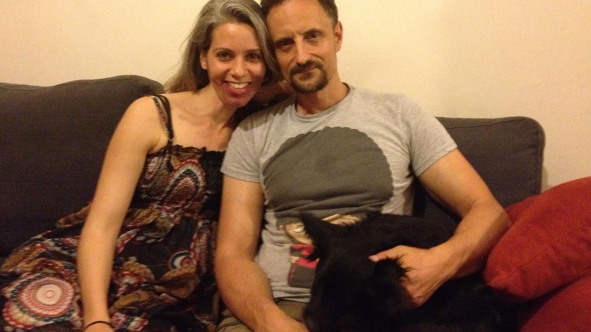 Die 36-jährige Nina und der 42-jährige Sascha auf dem Sofa mit ihrem Hund in ihrer Wohnung in Tel Aviv. Die 36-jährige Nina und der 42-jährige Sascha auf dem Sofa mit ihrem Hund in ihrer Wohnung in Tel Aviv.