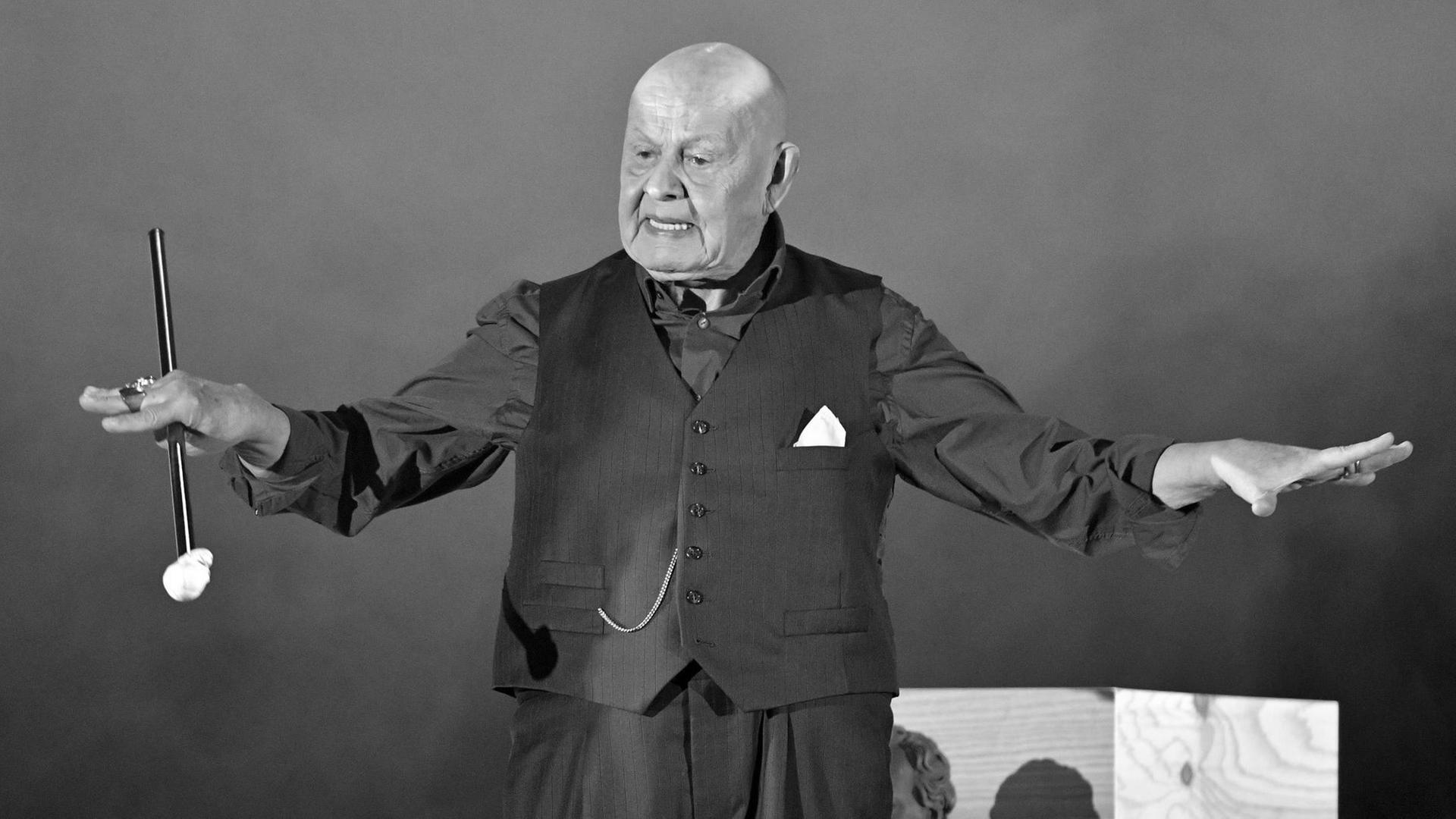 Österreich, Wien: Ignaz Kirchner steht als "Alfons der Zweite" während der Fotoprobe von "Torquato Tasso" im Burgtheater auf der Bühne. Kammerschauspieler Ignaz Kirchner ist am Mittwoch, 26. September 2018, 72-jährig gestorben. Österreich, Wien: Ignaz Kirchner steht als "Alfons der Zweite" während der Fotoprobe von "Torquato Tasso" im Burgtheater auf der Bühne. Kammerschauspieler Ignaz Kirchner ist am Mittwoch, 26. September 2018, 72-jährig gestorben.