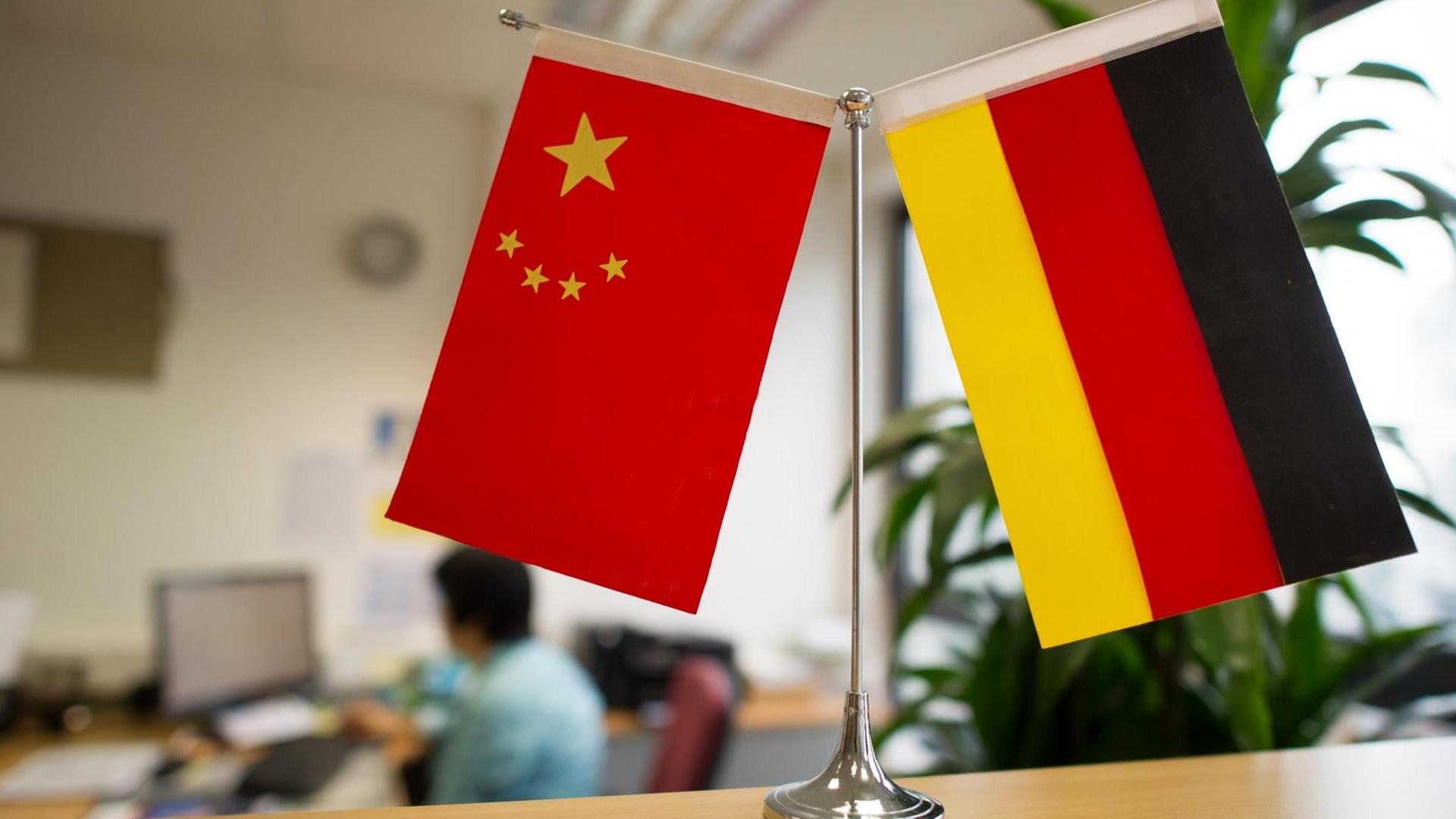 Ein Ständer mit der chinesischen und der deutschen Flagge Ein Ständer mit der chinesischen und der deutschen Flagge