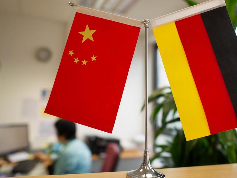 Ein Ständer mit der chinesischen und der deutschen Flagge