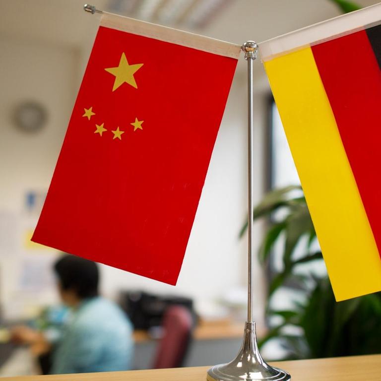 Ein Ständer mit der chinesischen und der deutschen Flagge