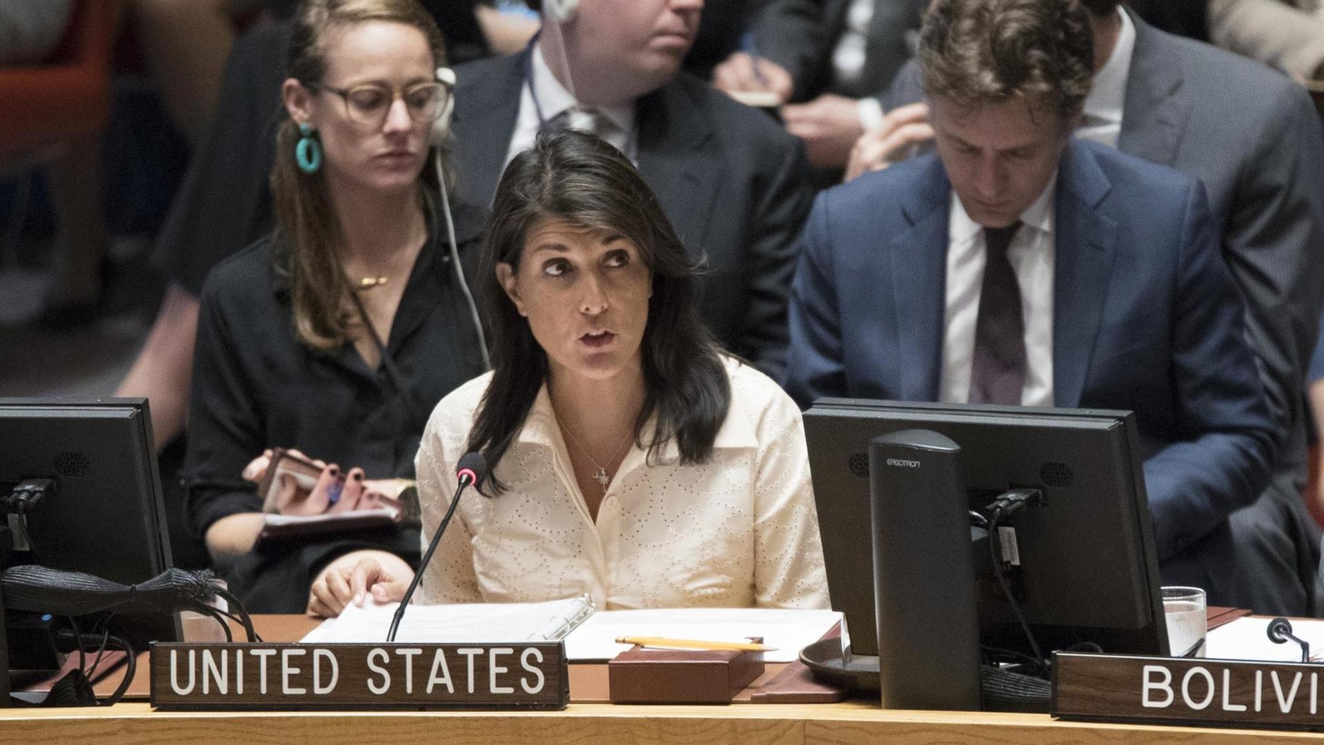 Die UNO-Botschafterin der USA, Nikki Haley, während einer Dringlichkeitssitzung des Sicherheitsrats zum Nahost-Konflikt. Die UNO-Botschafterin der USA, Nikki Haley, während einer Dringlichkeitssitzung des Sicherheitsrats zum Nahost-Konflikt.