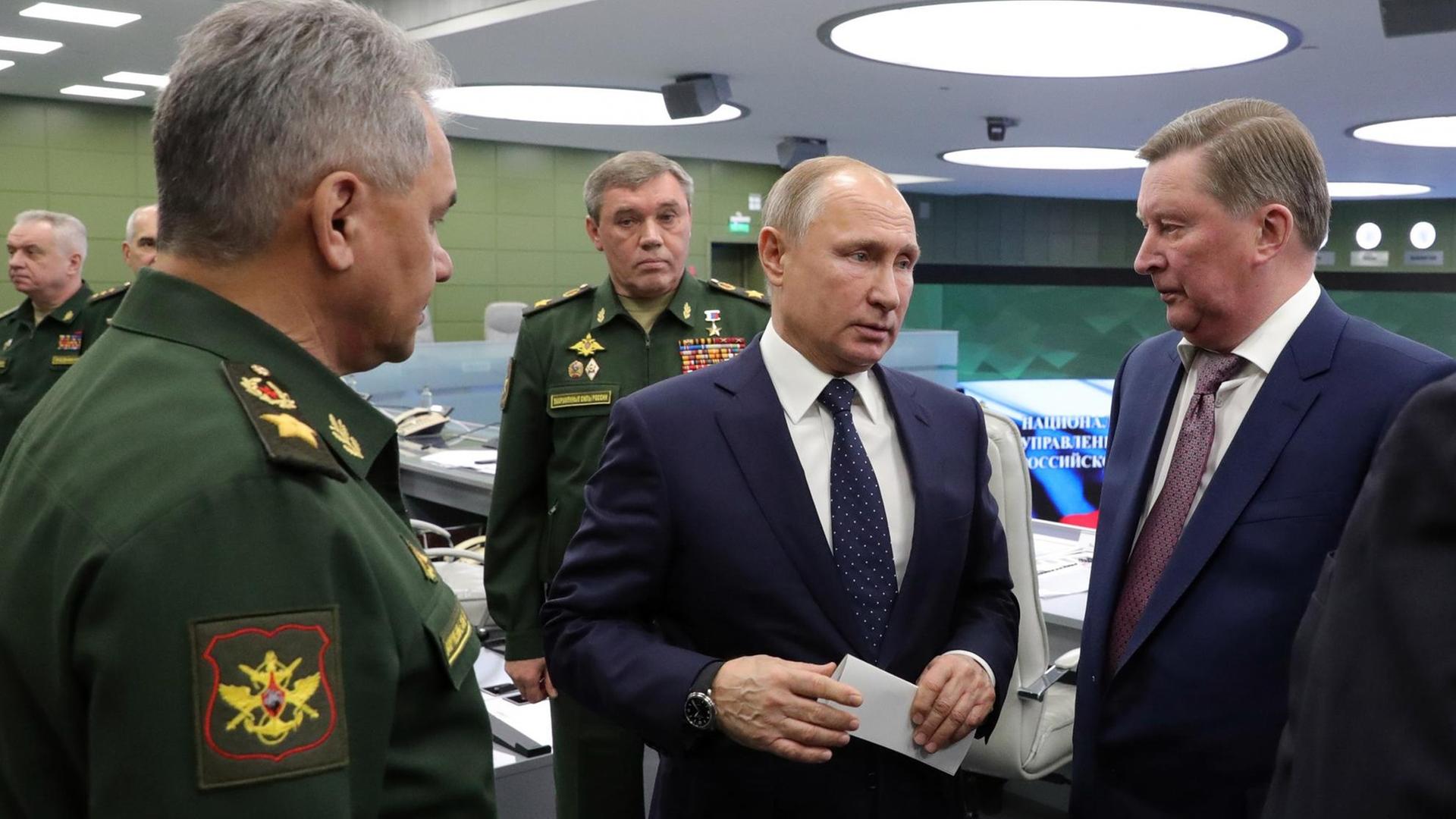 Russlands Präsident Putin und Verteidigungsminister Schoigu im Kontrollraum des Verteidigungsministeriums in Moskau. Russlands Präsident Putin und Verteidigungsminister Schoigu im Kontrollraum des Verteidigungsministeriums in Moskau.