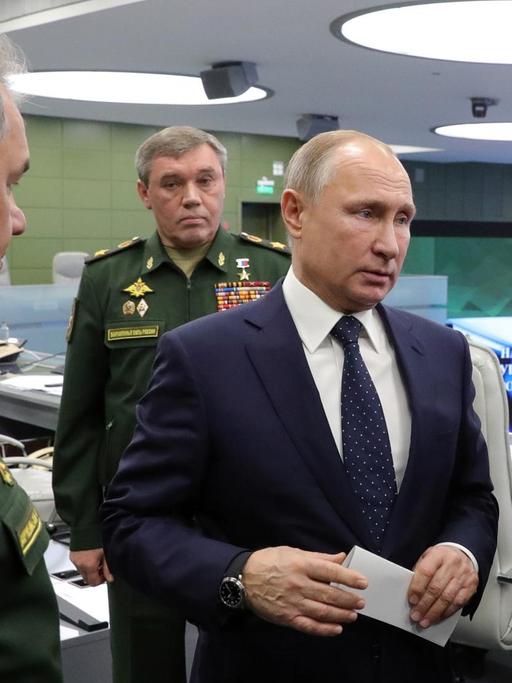 Russlands Präsident Putin und Verteidigungsminister Schoigu im Kontrollraum des Verteidigungsministeriums in Moskau.