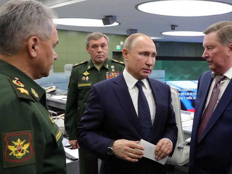 Russlands Präsident Putin und Verteidigungsminister Schoigu im Kontrollraum des Verteidigungsministeriums in Moskau.