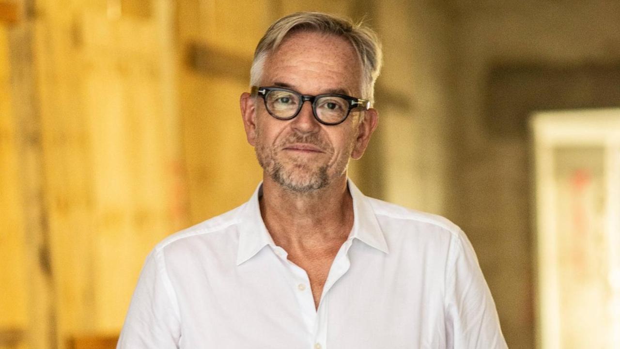 Oliver Reese, der Intendant des Berliner Ensemble vor der Baustelle des neuen Gebäudes des BE. Er trägt eine schwarze Brille und ein weißes Hemd. Oliver Reese, der Intendant des Berliner Ensemble vor der Baustelle des neuen Gebäudes des BE. Er trägt eine schwarze Brille und ein weißes Hemd.